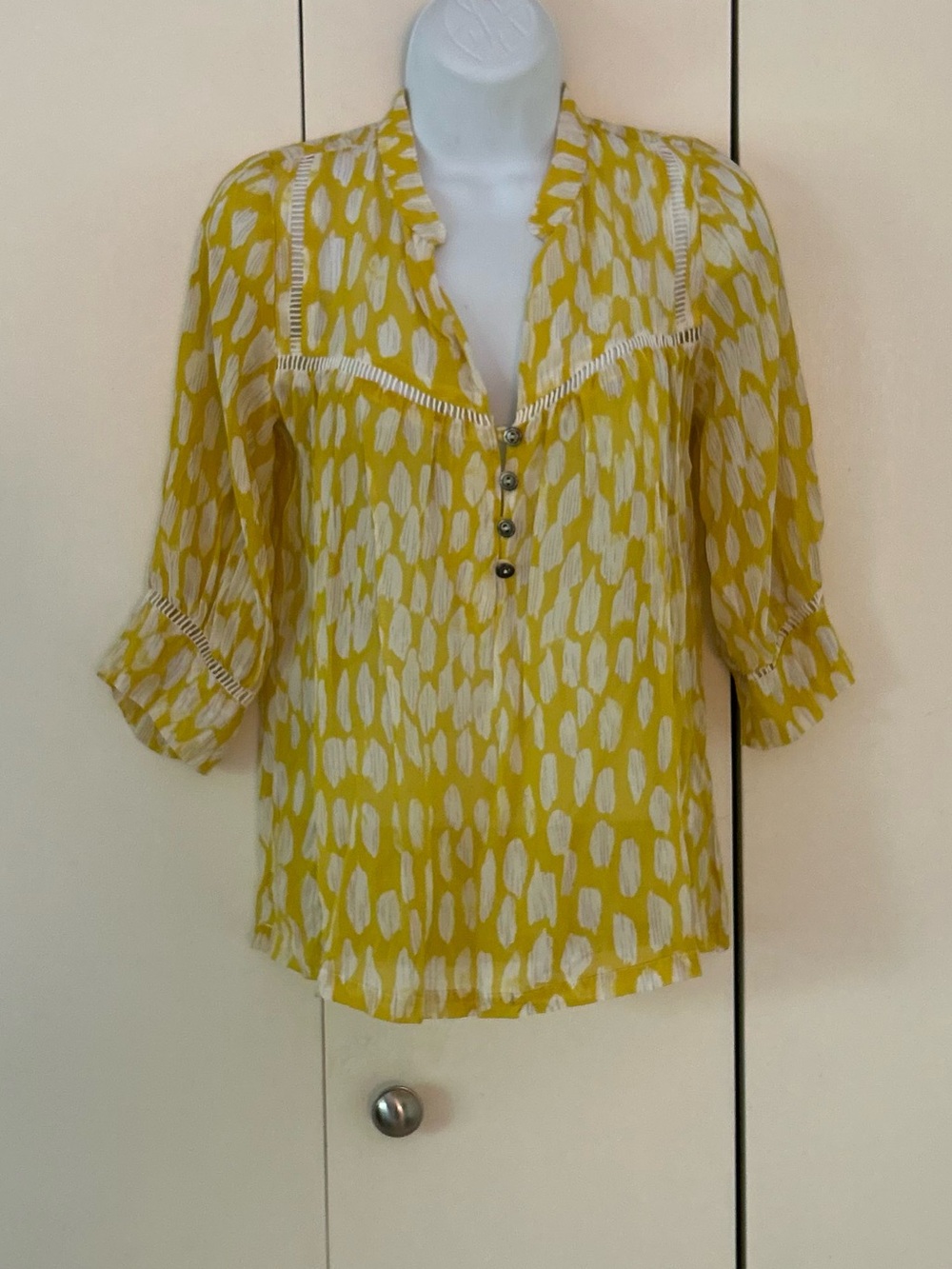 Dolan Silk patterned Y-Neck half button short sleeve top XS